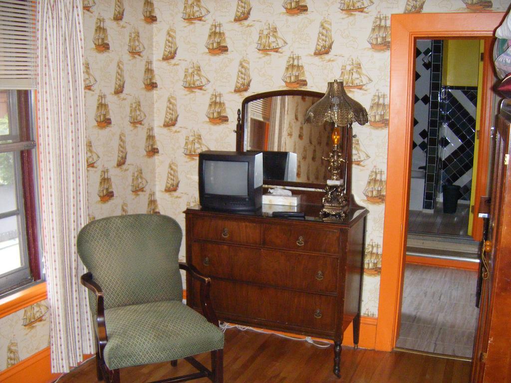 Queen Room with Ensuite Bathroom